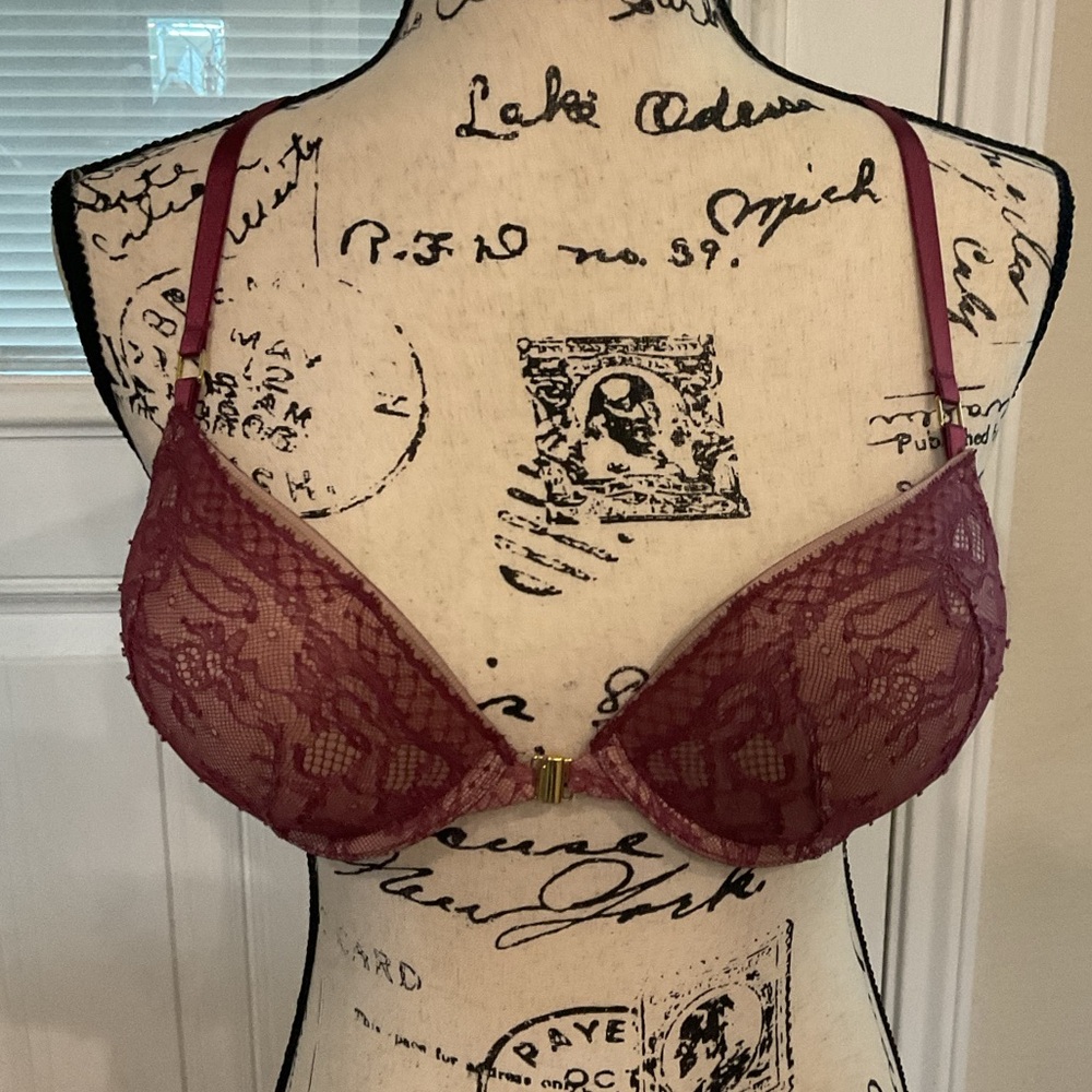 Victoria’s Woman’s Mauve laced tank-top Bombshell Bra. Size 36B.
